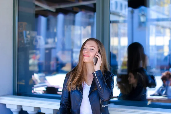 Caucásico persona femenina hablando por teléfono inteligente en la calle cafetería . — Foto de Stock