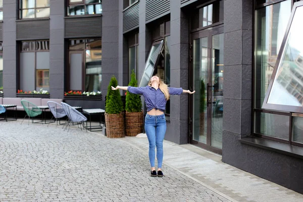 Fille à la mode profiter de la marche dans la ville et debout près du bâtiment . — Photo