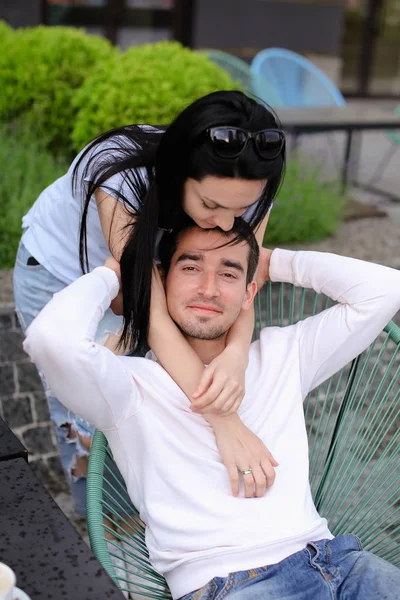 Karısı kocası dışında sokak kafede sandalyede oturan öpüşme. — Stok fotoğraf
