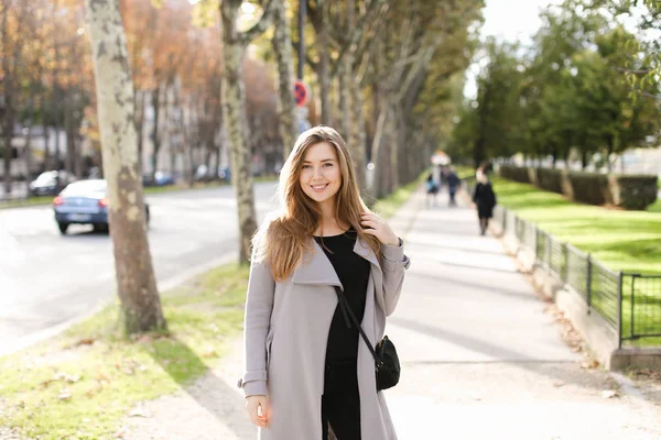 Menina aucasiana andando na cidade e desfrutando de clima de primavera . — Fotografia de Stock