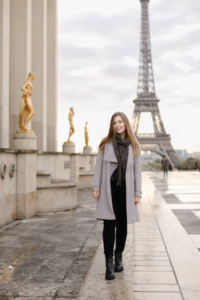 Trocadero Meydanı yaldızlı heykeller ve Eyfel Kulesi yakınında duran genç kadın kişi. — Stok fotoğraf