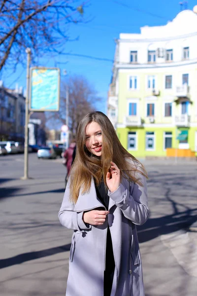 Persona femminile che cammina in città, bel tempo . — Foto Stock