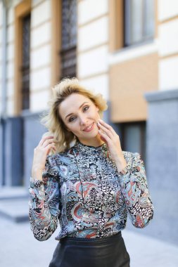 Gülümseyen ve kamera dışında bakarak genç kadın.