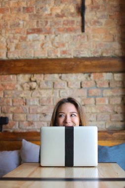 Surat dizüstü bilgisayar ile café'de ferah emale kişi.