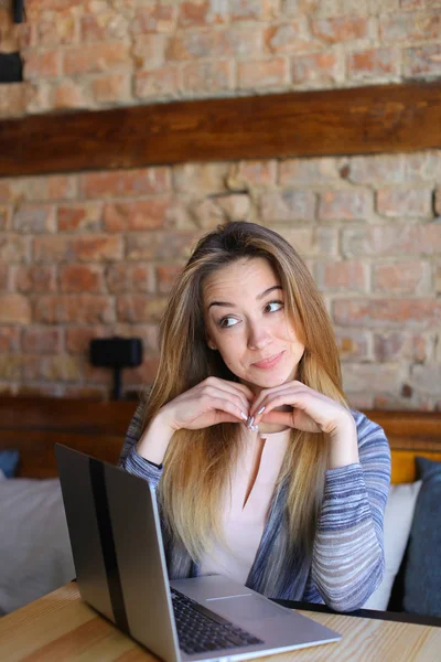 Hermosa chica descansando en la cafetería con portátil . — Foto de Stock