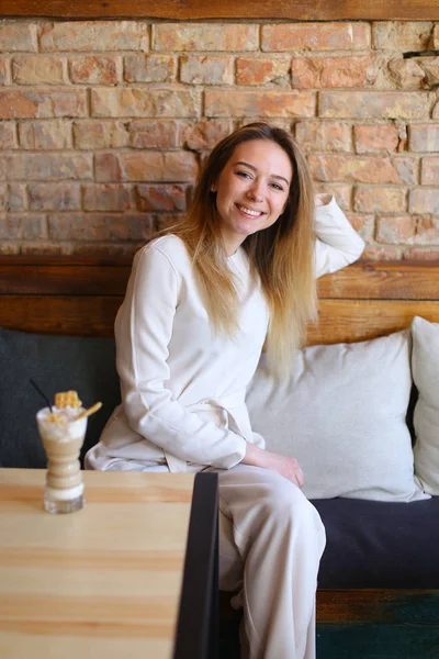 Meisje vrije tijd doorbrengen in gezellige café. — Stockfoto