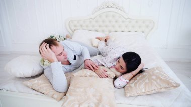 Genç erkek ve kadın pilllows yatağa sabah uyku.