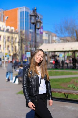 Sevimli kız şehirde geziniyor.