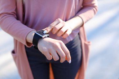 Akıllı izle açık havada kullanarak eller yukarı kapatın.