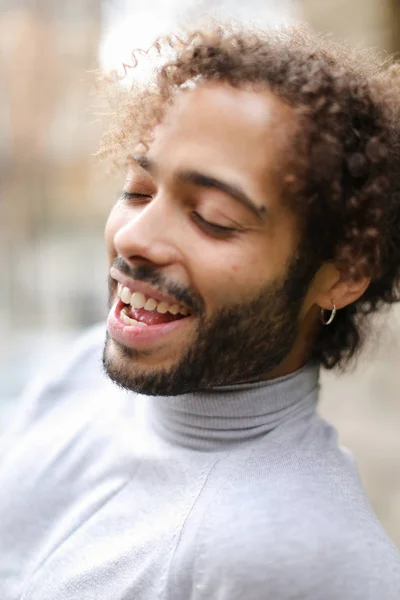 Nahaufnahme Gesicht einer afroamerikanischen männlichen Person mit braunem lockigem Haar und weißen Zähnen. — Stockfoto