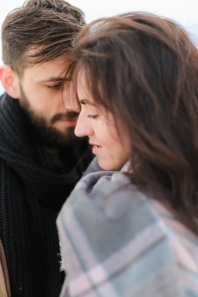 Cerca de la mujer caucásica y el hombre abrazando y usando bufanda . —  Fotos de Stock