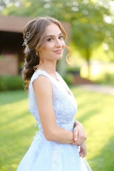 Américaine belle fiancée marchant dans le jardin . — Photo