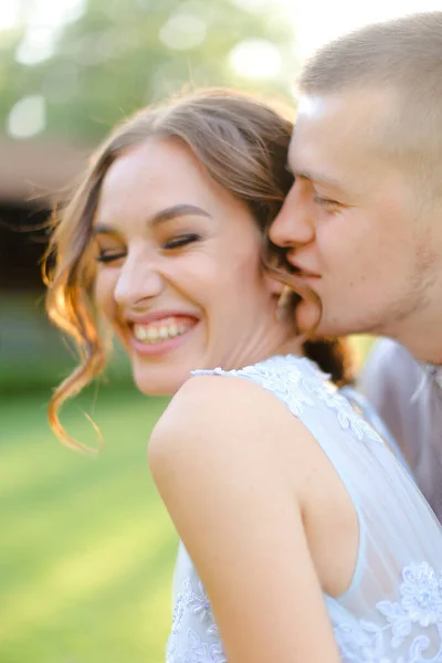 Närbild porträtt av brudgummen kysser brud i parken. — Stockfoto