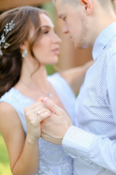 Stäng upp bruden dansar med brudgummen utanför. — Stockfoto