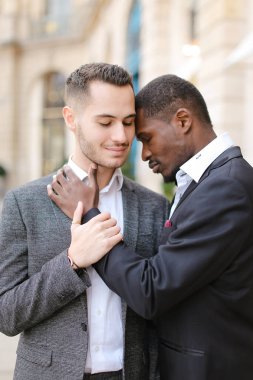 Afro amerikalı gay sarılıyor beyaz çocuk.