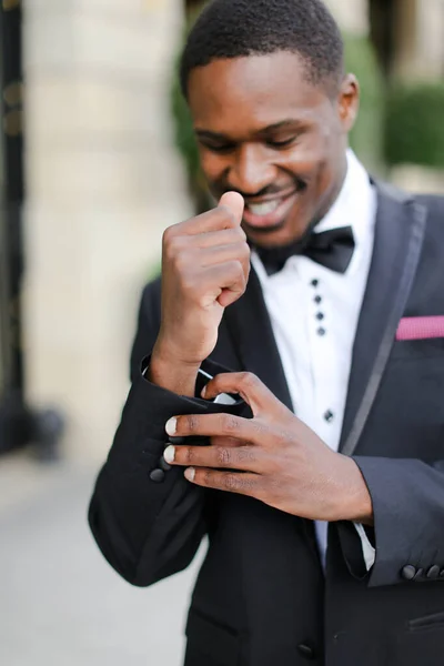 Afro-americano vestindo terno e sorrindo . — Fotografia de Stock