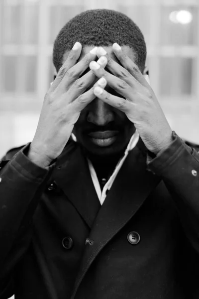 Preto e branco retrato do homem afro-americano, olhos fechados com as mãos . — Fotografia de Stock