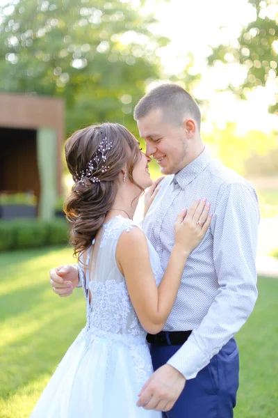 Junge amerikanische Braut tanzt mit Bräutigam im Park. — Stockfoto