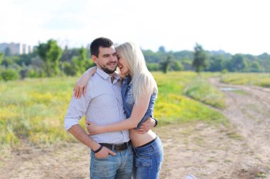 Güzel çift ayakta sokakta