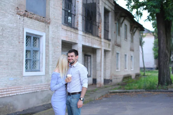 Homem cuida trazer café para a esposa — Fotografia de Stock