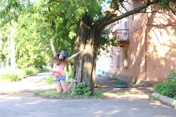 Bastante lindo niña niña saltando y divertirse en el patio en la calle . — Foto de Stock