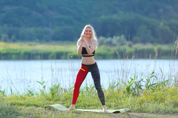 Junge schöne Frau hockt zeigt Ergebnispresse auf Bauch-Workout-Training mit Top — Stockfoto