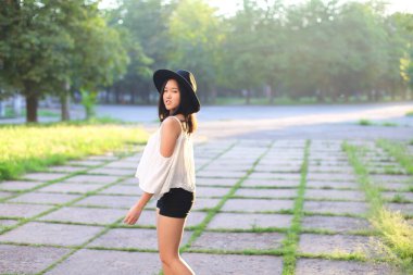 harika kadın şapka Asya günbatımı neşeli duygular kahkaha