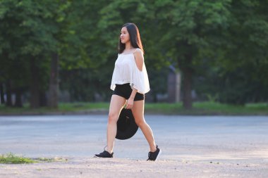 Kız şapka siyah saç penetrasyon yürüme gider