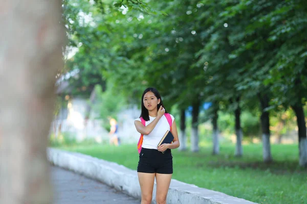 Jovem caminhando no parque estão andando — Fotografia de Stock