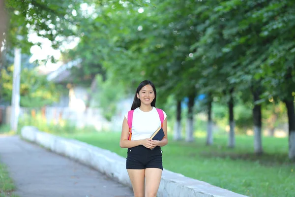 Fiatal lány séta a parkban sétálunk járás — Stock Fotó