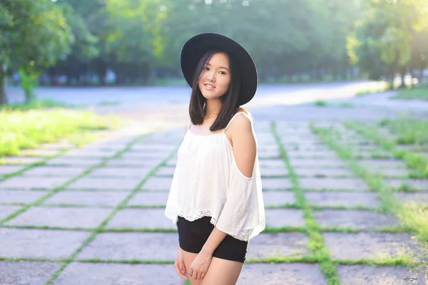 Wunderbare weibliche Hut asiatisch — Stockfoto