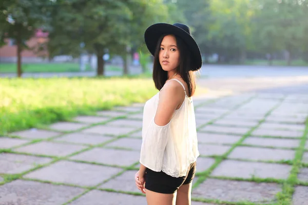 素晴らしい女性帽子アジア日没陽気な感情笑い — ストック写真