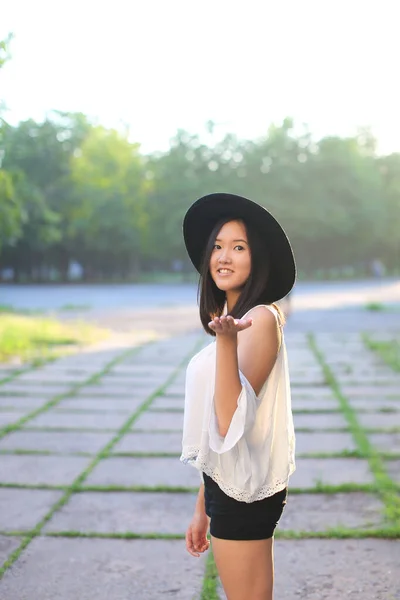 Underbar kvinnlig hatt asiatiska sunset — Stockfoto