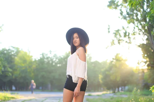 Maravilloso hembra sombrero asiático puesta del sol alegre emociones risa — Foto de Stock