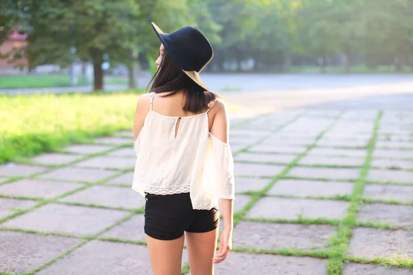 Meraviglioso femmina cappello asiatico tramonto allegro emozioni risata — Foto Stock