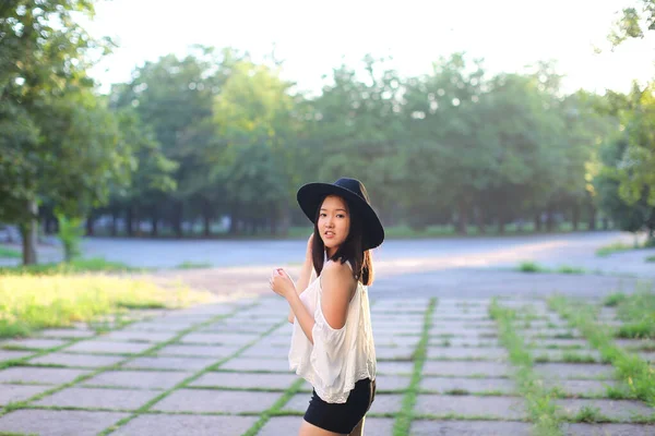 Maravilloso hembra sombrero asiático puesta del sol alegre emociones risa bailando — Foto de Stock