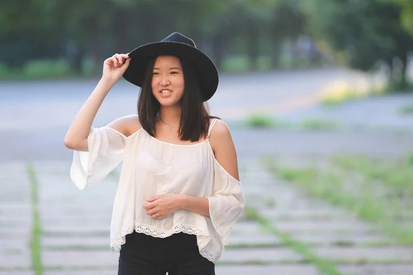 亚洲夏季帽子漂亮的女孩微笑 — 图库照片