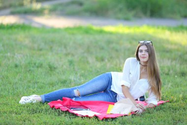 kadınsı çalışma park ve gıda snack bardaklarda yalan