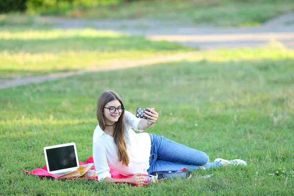 Studente sorridente e facendo selfie — Foto Stock