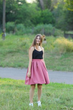 Genç güzel kız duygu zevk zevk mutluluk gösterir