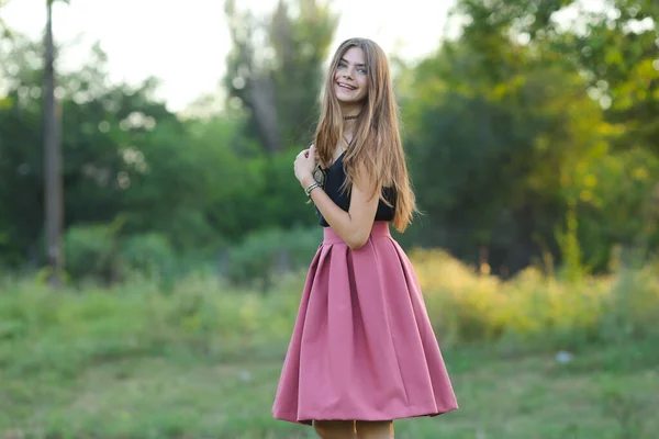 Joven hermosa chica muestra emociones deleite placer felicidad —  Fotos de Stock