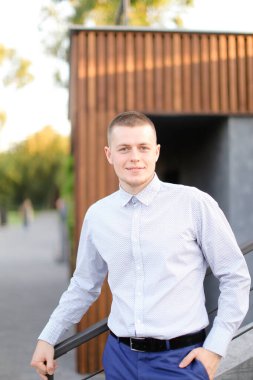 Beyaz Avrupalı yakışıklı damat dışarıda bekliyor..