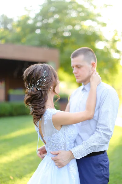 Jovem noiva caucasiana agradável dançando com o noivo no parque . — Fotografia de Stock