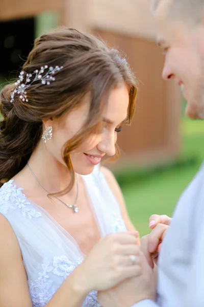 Gros plan belle mariée dansant avec marié à l'extérieur . — Photo