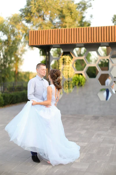 Ευτυχισμένο υπέροχο παντρεμένο ζευγάρι που χορεύει έξω. — Φωτογραφία Αρχείου