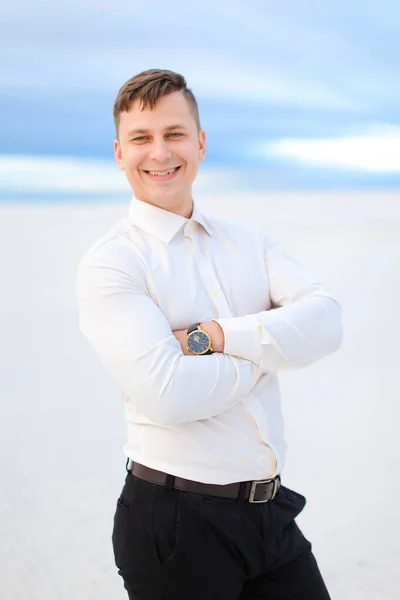 Portrait of smiling young man in white steppe background, wearing shirt. — Stock Photo, Image