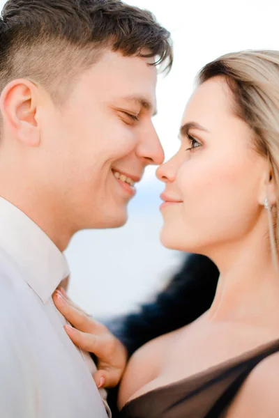 Close up retrato de homem abraçando mulher loira em fundo branco . — Fotografia de Stock