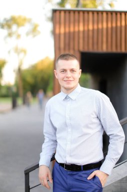 Beyaz Amerikalı yakışıklı damat dışarıda bekliyor..