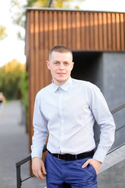 Beyaz Avrupalı genç damat dışarıda duruyor..