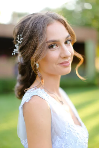 Close up retrato de caucasiano agradável noiva ao ar livre . — Fotografia de Stock